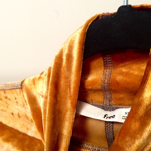 Wilfred Free Cropped Turtleneck - Picture 2 of 3